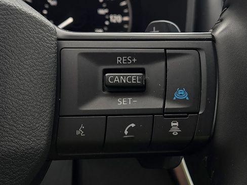 Used 2025 Nissan Rogue SV FWD image 17