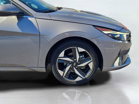 Used 2023 Hyundai Elantra Limited image 29