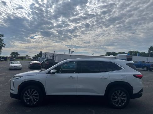 Used 2026 Buick Enclave Preferred AWD/4WD image 2