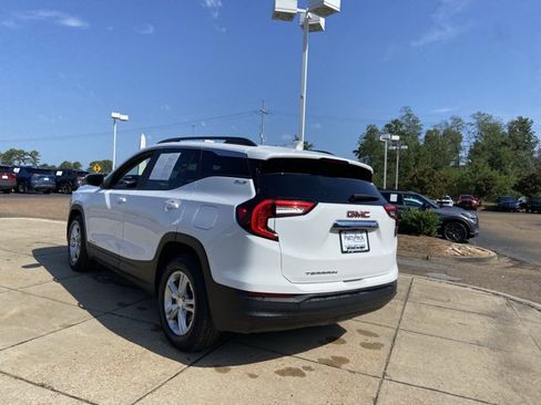 Used 2024 GMC Terrain SLE w/ Driver Convenience Package FWD image 9