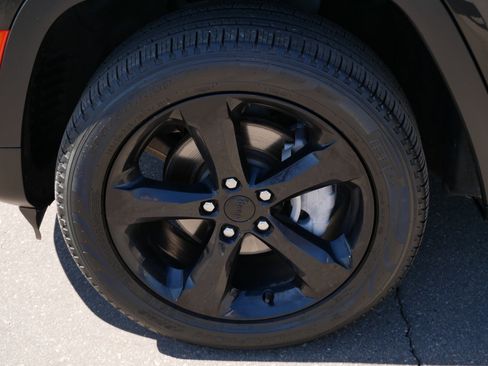 Used 2023 Jeep Grand Cherokee Limited w/ Black Appearance Package AWD/4WD image 15