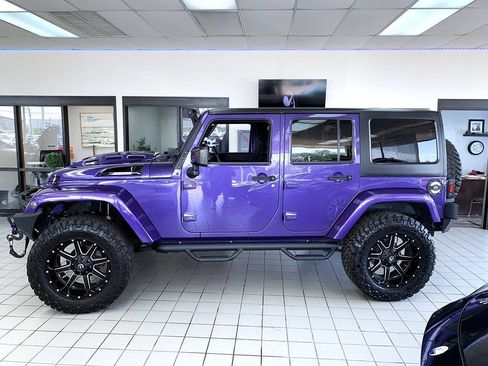Used 2017 Jeep Wrangler Unlimited Sahara AWD/4WD image 3
