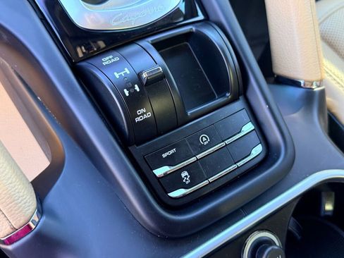 Used 2016 Porsche Cayenne S image 22