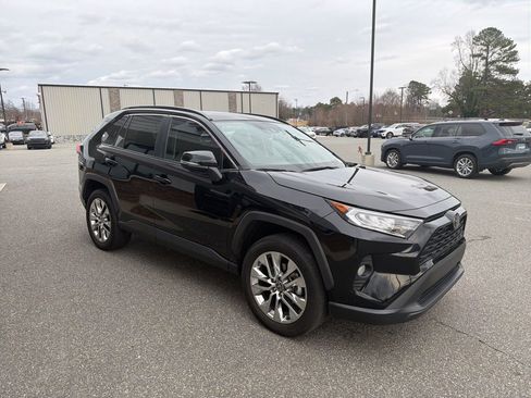 Used 2021 Toyota RAV4 XLE Premium image 9