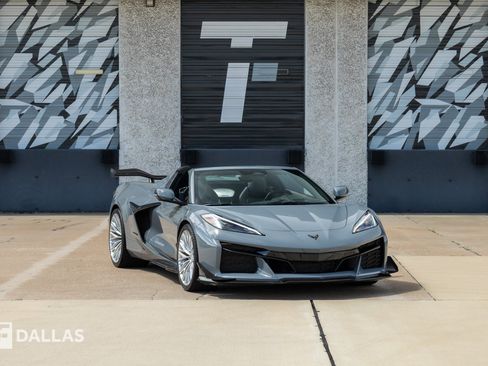Used 2025 Chevrolet Corvette Z06 RWD image 1