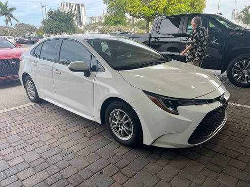 Used 2022 Toyota Corolla LE FWD image 3