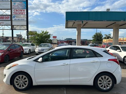 Used 2017 Hyundai Elantra GT FWD image 2