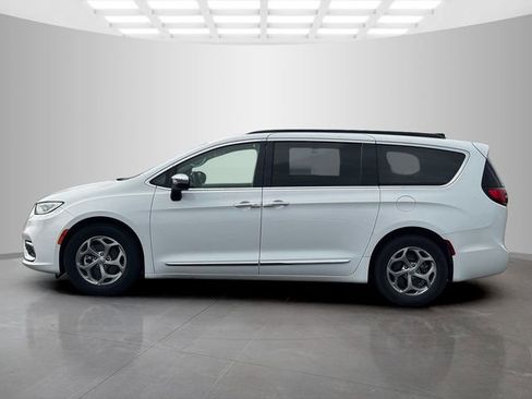 Used 2023 Chrysler Pacifica Limited FWD image 4