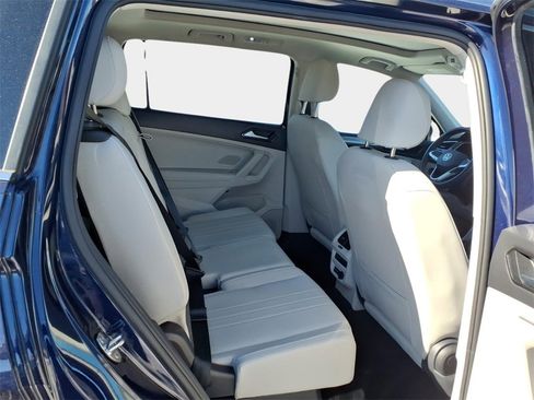 Used 2023 Volkswagen Tiguan SE w/ Panoramic Sunroof Package image 16