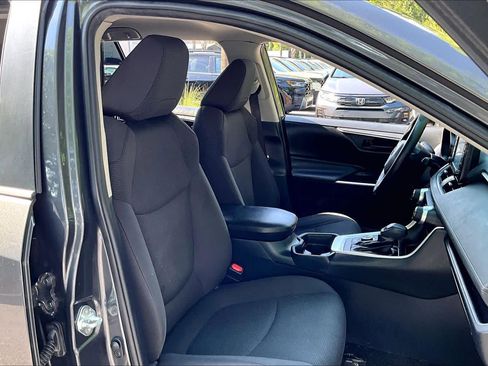 Used 2019 Toyota RAV4 LE AWD/4WD image 9