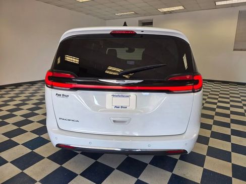 Used 2023 Chrysler Pacifica Touring-L FWD image 6