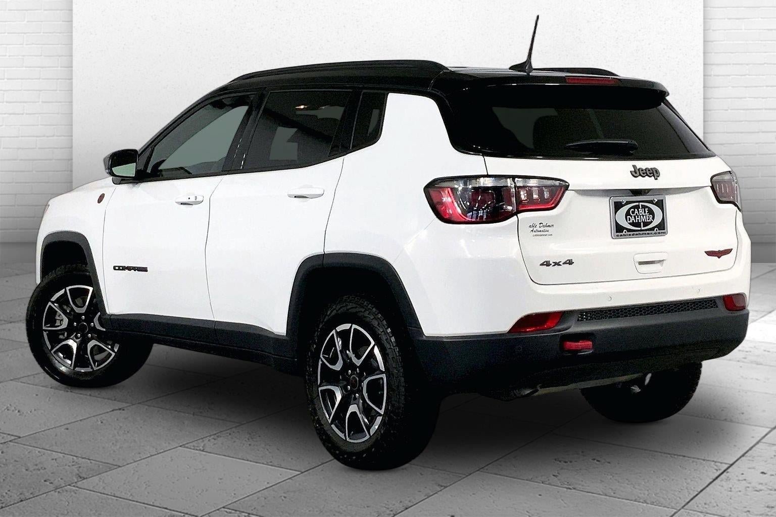 Used 2025 Jeep Compass Trailhawk AWD/4WD image 11