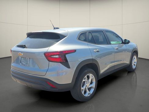 Used 2024 Chevrolet Trax LS w/ LS Convenience Package image 8