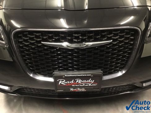 Used 2018 Chrysler 300 Touring w/ Sport Appearance Package image 17