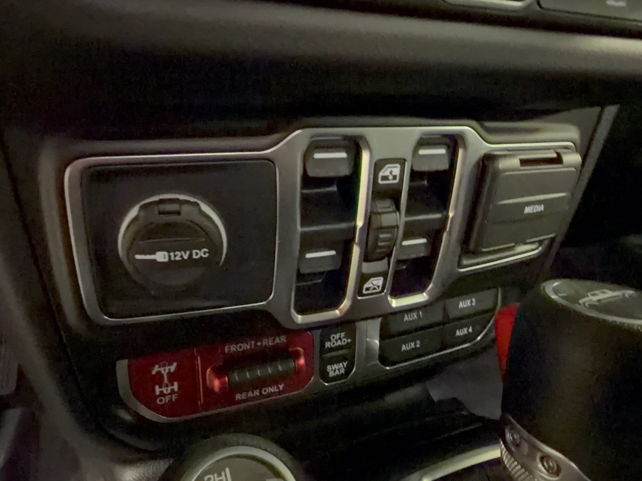 Used 2025 Jeep Gladiator Rubicon w/ Technology Group AWD/4WD image 15
