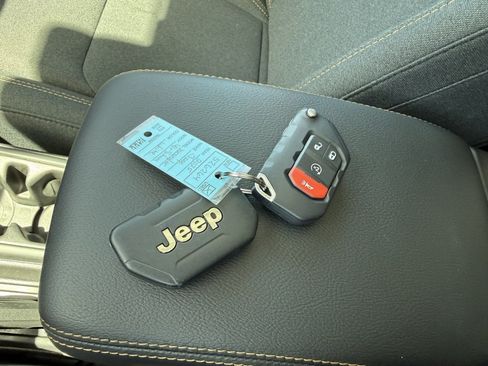 Used 2025 Jeep Wrangler Unlimited Sahara AWD/4WD image 32