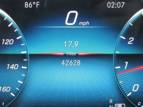 Used 2022 Mercedes-Benz GLB 250 w/ Premium Package Lite image 40