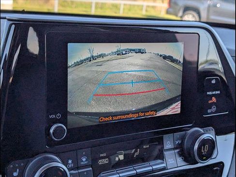 Used 2023 Toyota Highlander XLE image 19