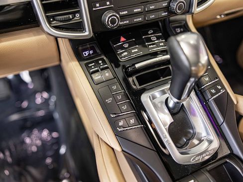 Used 2017 Porsche Cayenne Platinum Edition w/ Premium Package Plus (PJX) image 31