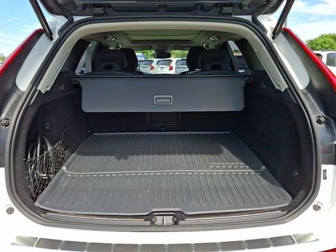 Used 2023 Volvo XC60 T8 Ultimate w/ Climate Package AWD/4WD image 34