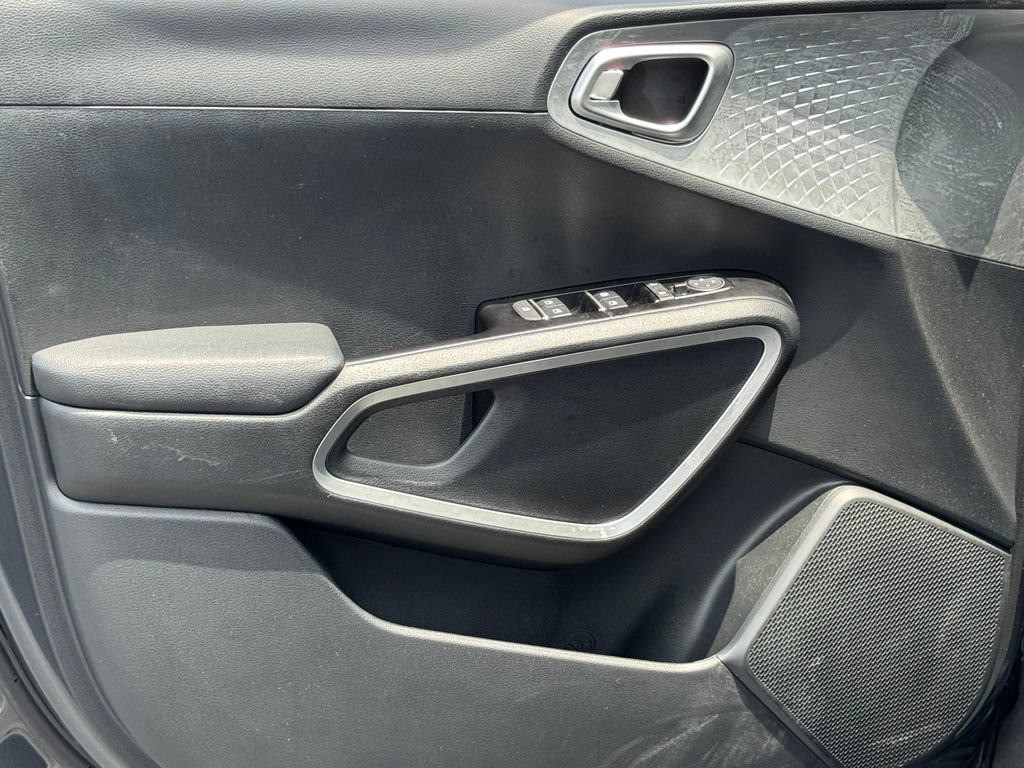 Used 2025 Kia Soul LX FWD image 17
