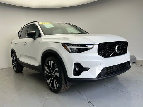 Used 2025 Volvo XC40 B5 Ultra w/ Protection Package Premier image 2