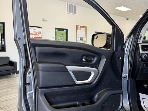Used 2017 Nissan Titan SV RWD image 14