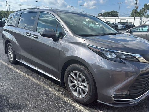 Used 2024 Toyota Sienna XLE FWD image 2