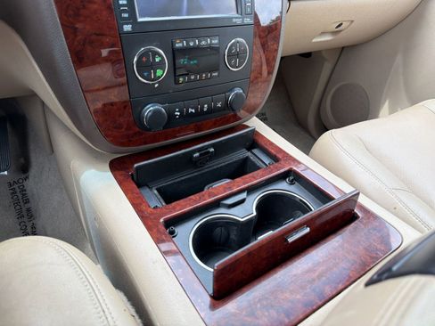 Used 2013 Chevrolet Suburban LTZ RWD image 24