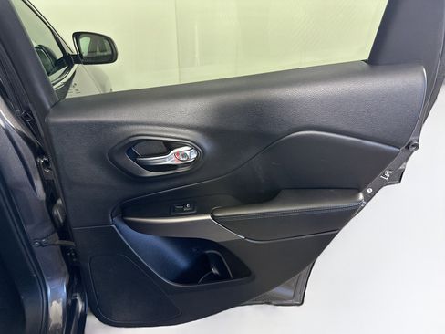 Used 2019 Jeep Cherokee Limited image 31