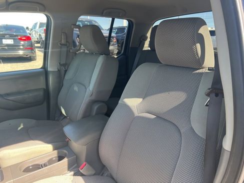 Used 2013 Nissan Frontier SV image 9
