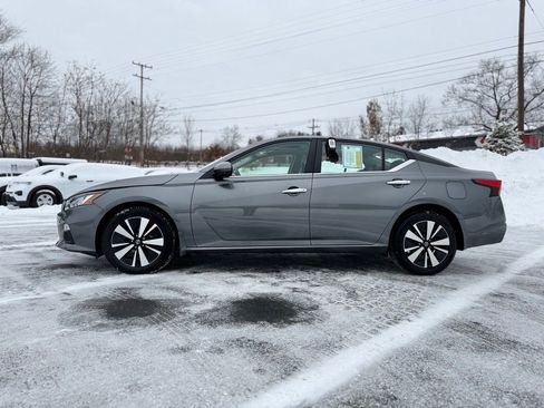 Used 2022 Nissan Altima 2.5 SV w/ SV Premium Package image 3