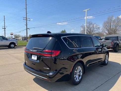 New 2026 Chrysler Pacifica Limited FWD image 5