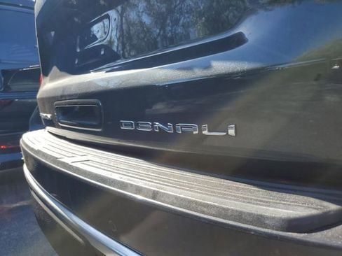 Used 2022 GMC Yukon Denali w/ Denali Premium Package image 8