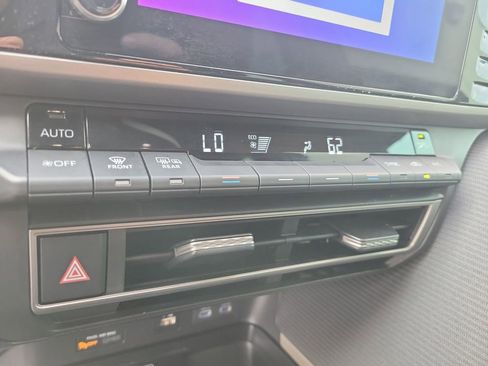 Used 2025 Toyota Camry SE image 21