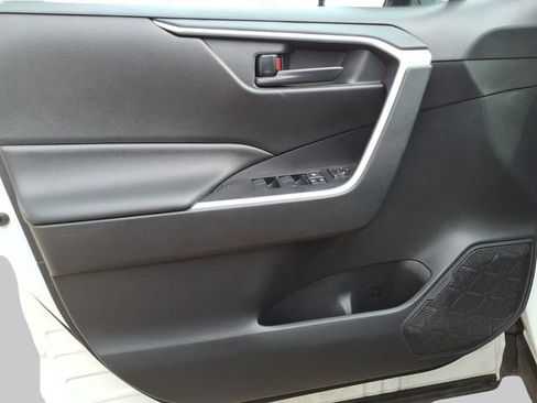 Used 2022 Toyota RAV4 LE image 10