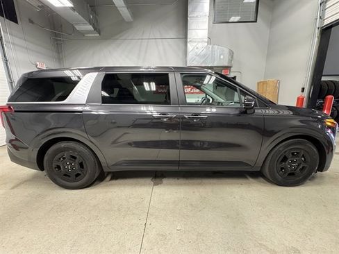 Used 2025 Kia Carnival image 8