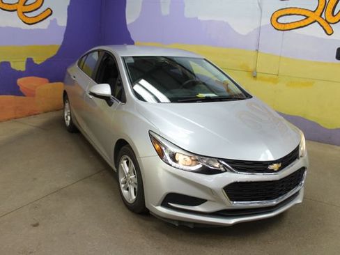 Used 2018 Chevrolet Cruze LT w/ LT Convenience Package FWD image 2