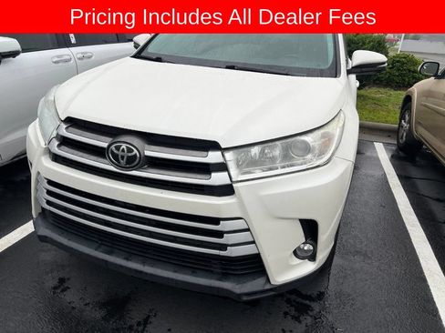 Used 2019 Toyota Highlander Plus FWD image 2
