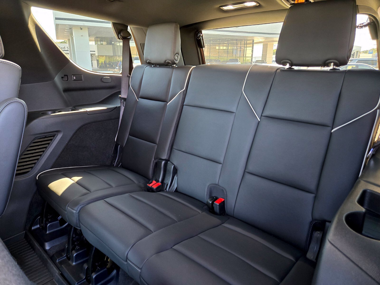 Used 2024 Cadillac Escalade Premium Luxury AWD/4WD image 17