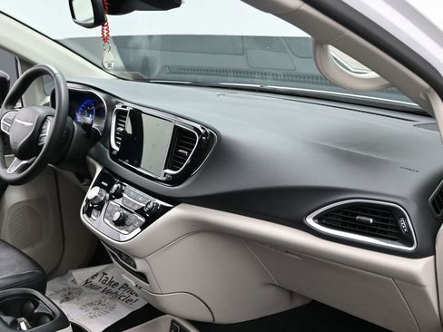 Used 2024 Chrysler Pacifica Touring-L image 35