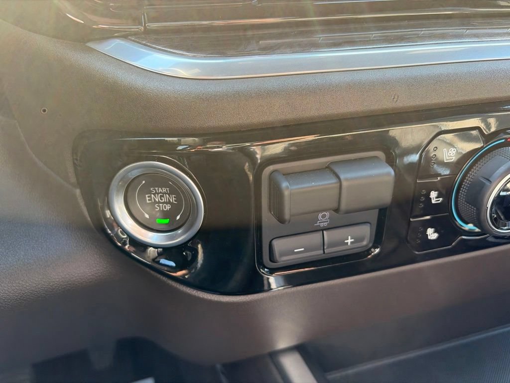 Used 2025 Chevrolet Silverado 1500 LTZ AWD/4WD image 29