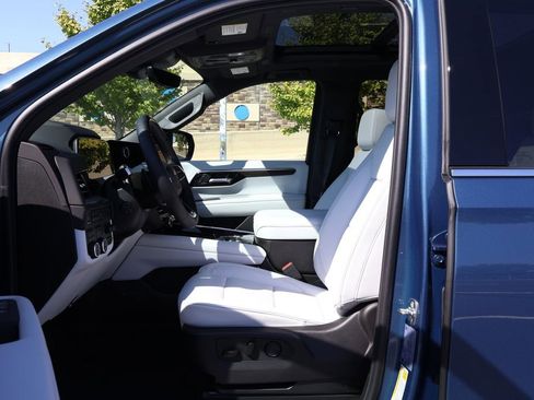 New 2025 Chevrolet Suburban Premier image 15