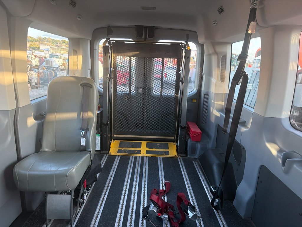 Used 2018 Ford Transit 150 XL RWD image 3