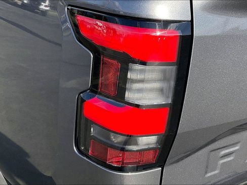 Used 2025 Nissan Frontier SV w/ SV Convenience Package RWD image 31