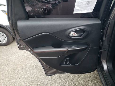 Used 2019 Jeep Cherokee Trailhawk AWD/4WD image 12