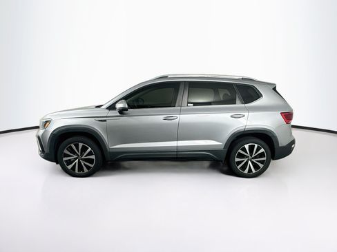 Used 2022 Volkswagen Taos SE FWD image 4