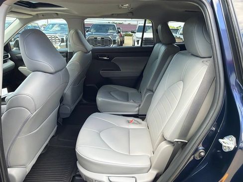 Used 2022 Toyota Highlander XLE AWD/4WD image 25
