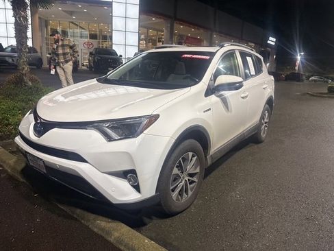 Used 2018 Toyota RAV4 XLE image 5
