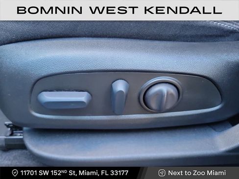 Used 2023 GMC Terrain SLE w/ Driver Convenience Package image 10